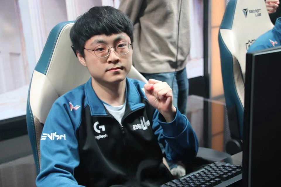 关于TheShy迎来二十赛季高光表现，DWG球迷沸腾！的信息